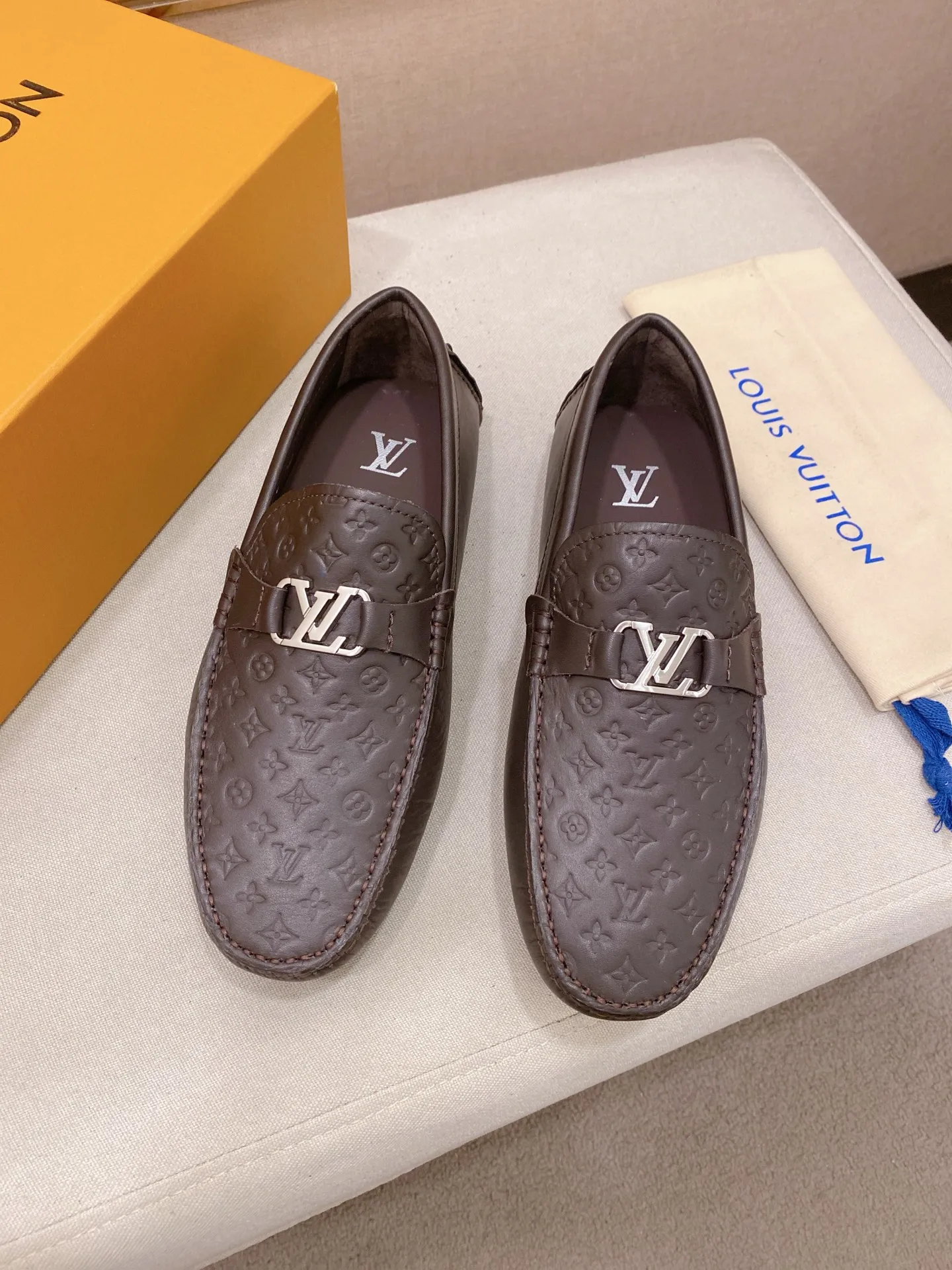Factory price: 500💰High-end quality! LV 🆕🆕Exclusive hot-selling products in stock🔥🔥New products on the shelves, high-quality Ferragamo men's pea shoes, high-end casual driving shoes, with complete packaging! 💪 💪 Material: imported first-layer cowhide 🐂 + imported high-quality buffalo leather lining + wear-resistant outsole 👍🏻👍🏻 Features: high-end and comfortable, purely handmade 🚀 🚀 Create the perfect shoes that suit you best 🔥 🔥 Size: (38-44) 45 standard size can be customized!